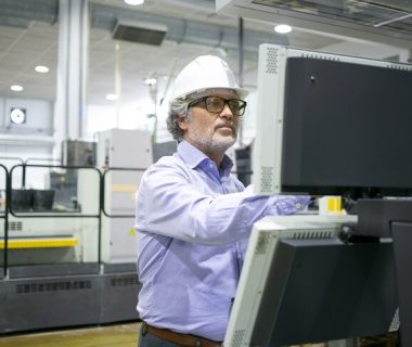 PLC Industri Komponen Penting dalam Sistem Otomasi